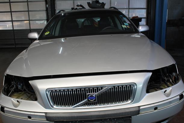 Foto: MOTORHAUBE eines Volvo V70 D5 Sport