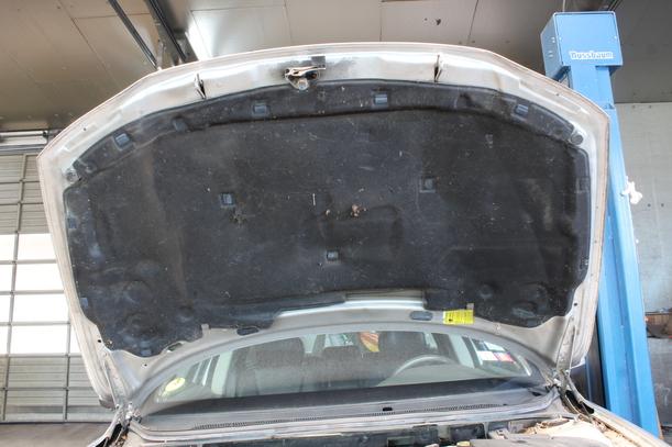 Foto: MOTORHAUBE eines Volvo V70 D5 Sport