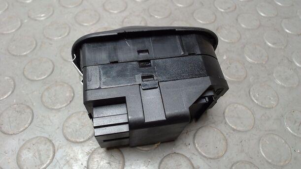 Foto: FENSTERHEBERSCHALTER eines Peugeot 206 60