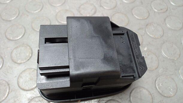 Foto: FENSTERHEBERSCHALTER eines Peugeot 206 60