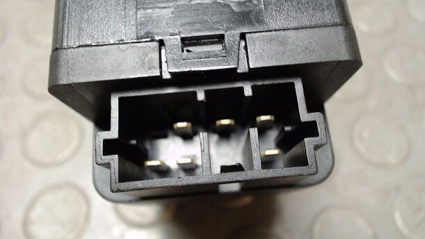 Foto: FENSTERHEBERSCHALTER eines Peugeot 206 60