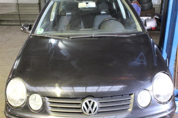 Foto: MOTORHAUBE eines VW Polo 1.4
