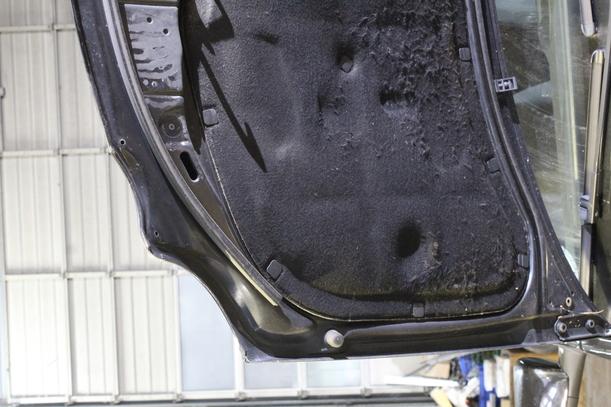 Foto: MOTORHAUBE eines VW Polo 1.4