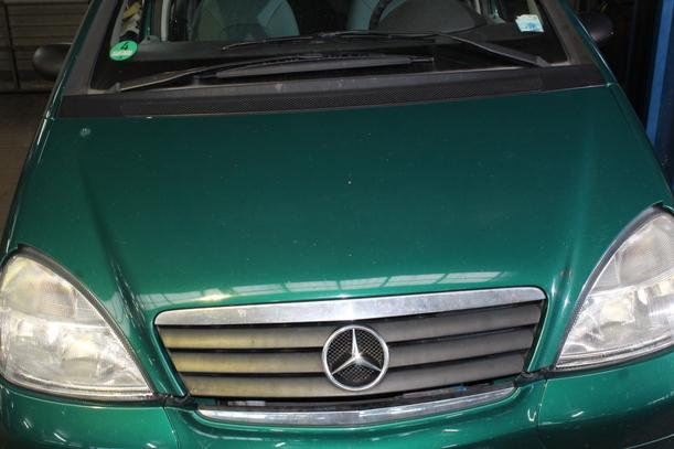 Foto: MOTORHAUBE eines Mercedes-Benz A 140