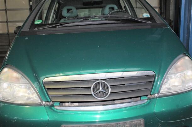 Foto: MOTORHAUBE eines Mercedes-Benz A 140