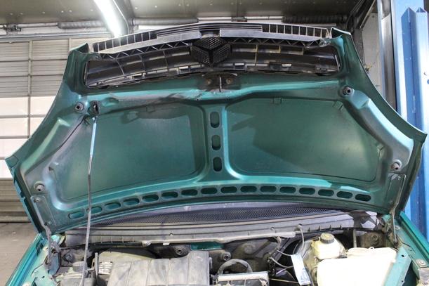 Foto: MOTORHAUBE eines Mercedes-Benz A 140