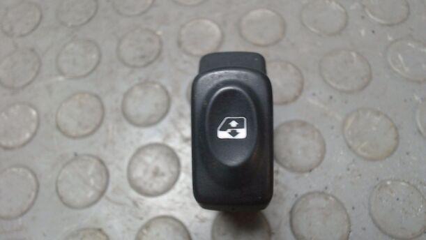 Foto: FENSTERHEBERSCHALTER eines Renault Megane Cabriolet 1.6