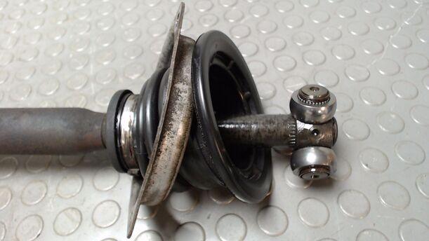 Foto: ANTRIEBSWELLE LINKS (5-GANG SCHALTGETRIEBE) eines Renault Megane Cabriolet 1.6 S