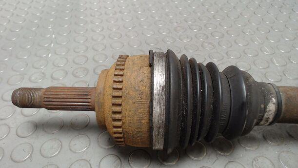 Foto: ANTRIEBSWELLE LINKS (5-GANG SCHALTGETRIEBE) eines Renault Megane Cabriolet 1.6 S