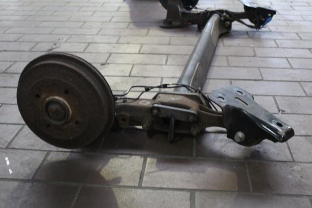 Foto: HINTERACHSE / ACHSE HINTEN eines Citroen C2 1.4 HDi
