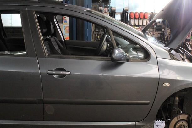 Foto: TÜR VORN RECHTS ( 4/5 TÜRER ) eines Peugeot 307 HDi Break 110