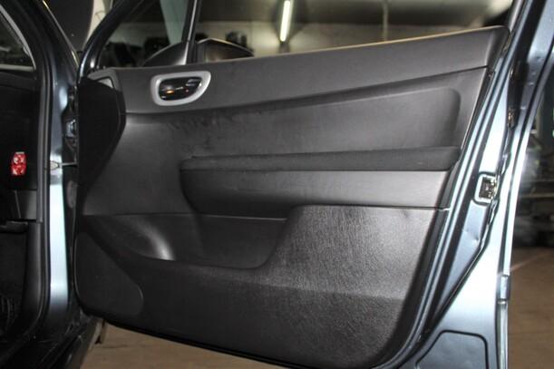 Foto: TÜR VORN RECHTS ( 4/5 TÜRER ) eines Peugeot 307 HDi Break 110