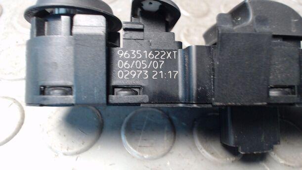 Foto: FENSTERHEBERSCHALTER eines Peugeot 307 HDi Break 110