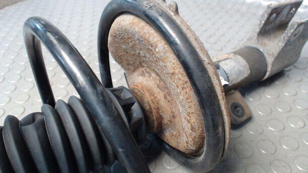 Foto: FEDERBEIN VORN RECHTS eines Peugeot 307 HDi Break 110