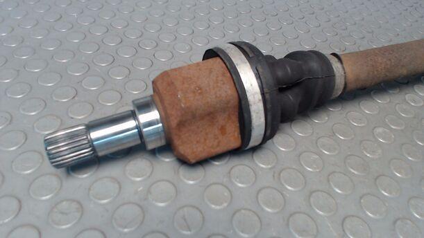 Foto: ANTREIBSWELLE LINKS eines Peugeot 307 HDi Break 110