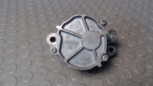 Foto: VAKUUMPUMPE eines Peugeot 307 HDi Break 110