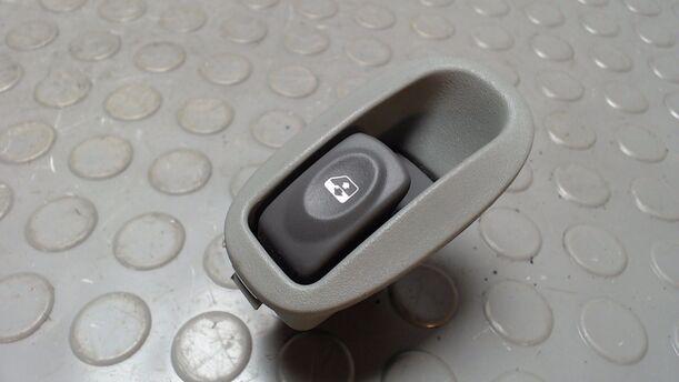 Foto: SCHALTER FENSTERHEBER eines Renault Scenic 1.6 16V