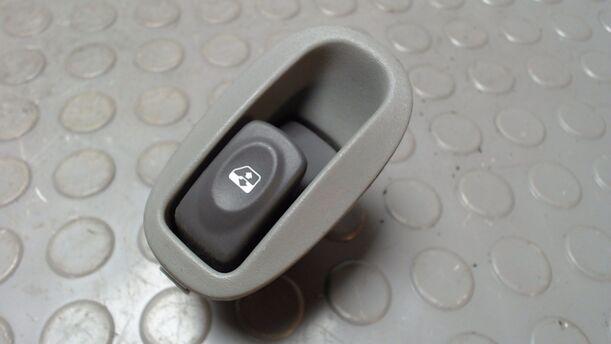 Foto: SCHALTER FENSTERHEBER eines Renault Scenic 1.6 16V