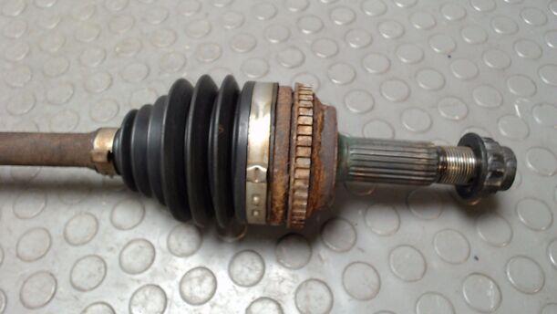 Foto: ANTRIEBSWELLE VORN LINKS eines Toyota Yaris 1.0 CL