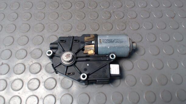 Foto: SCHIEBEDACHMOTOR/ MOTOR SCHIEBEDACH eines Nissan Micra 1.2 GSi