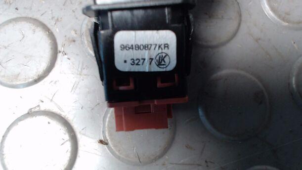Foto: WARNBLINKSCHALTER eines Citroen C4 Coupe 1.6 HDi FAP Avance