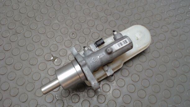 Foto: HAUPTBREMSZYLINDER eines Mitsubishi Colt 1.1 XL