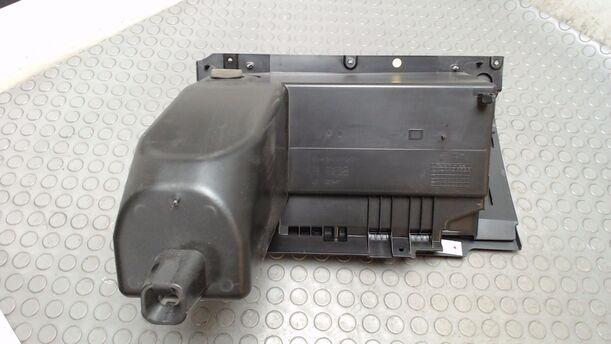 Foto: HANDSCHUHFACH eines Mitsubishi Colt 1.1 XL