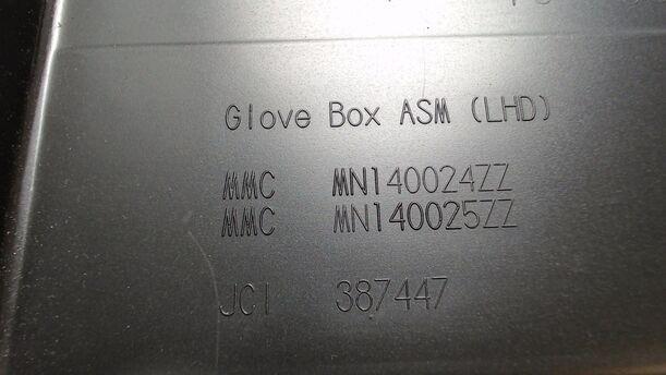 Foto: HANDSCHUHFACH eines Mitsubishi Colt 1.1 XL