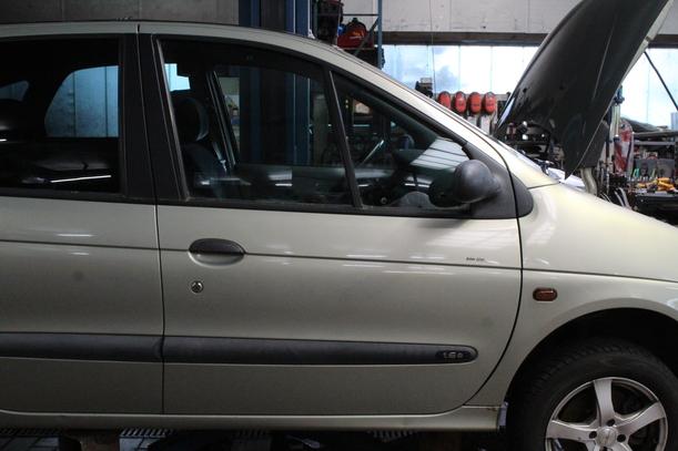 Foto: TÜR VORN RECHTS eines Renault Megane Scenic 1.6e Beauty