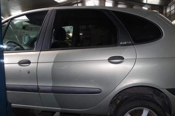 Foto: TÜR HINTEN LINKS eines Renault Megane Scenic 1.6e Beauty