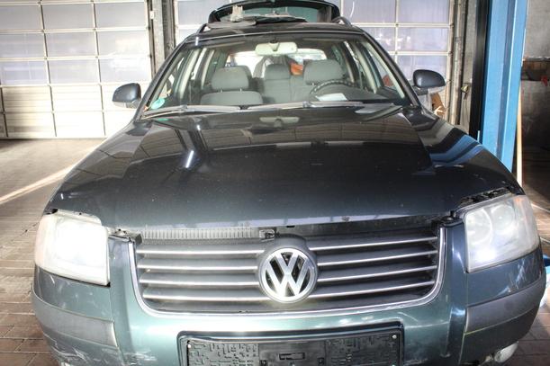 Foto: MOTORHAUBE eines VW Passat Variant 1.9 TDI Beauty