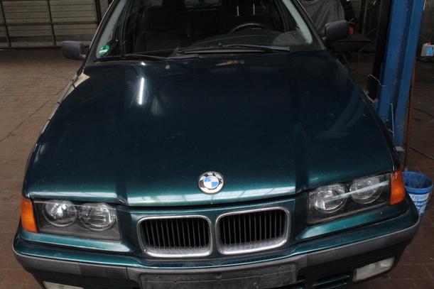 Foto: MOTORHAUBE eines BMW 318i Beauty