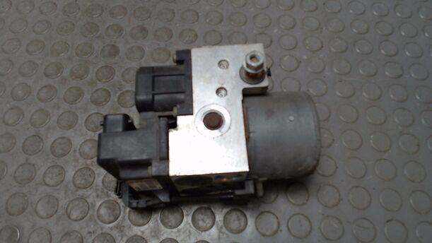 Foto: HAUPTBREMSAGGREGAT / ABS eines Opel Corsa Beauty
