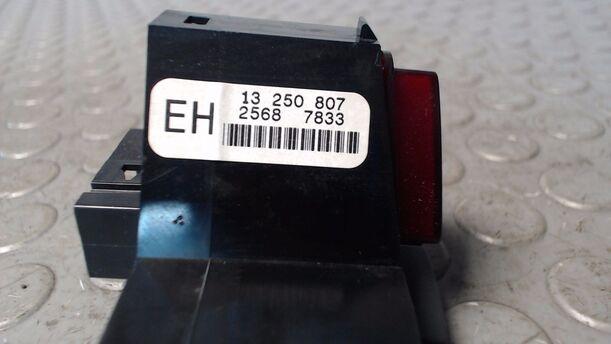 Foto: SCHALTERLEISTE/ WARNBLINKSCHALTER eines Opel Corsa 1.0 12V Beauty