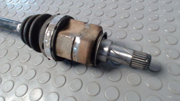Foto: ANTRIEBSWELLE LINKS eines Opel Corsa 1.0 12V Beauty