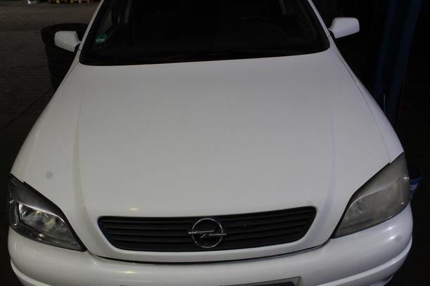 Foto: MOTORHAUBE eines Opel Astra 1.6 Caravan Beauty