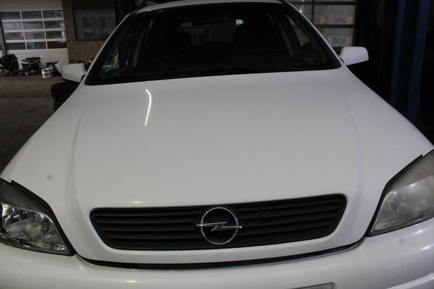 Foto: MOTORHAUBE eines Opel Astra 1.6 Caravan Beauty