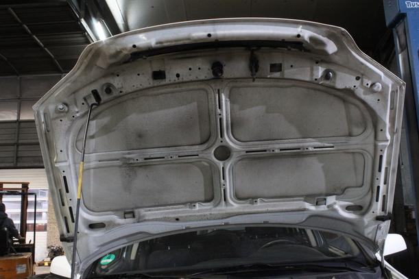 Foto: MOTORHAUBE eines Opel Astra 1.6 Caravan Beauty