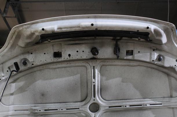 Foto: MOTORHAUBE eines Opel Astra 1.6 Caravan Beauty