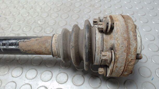 Foto: ANTRIEBSWELLE HINTEN LINKS eines BMW 316ti compact TS