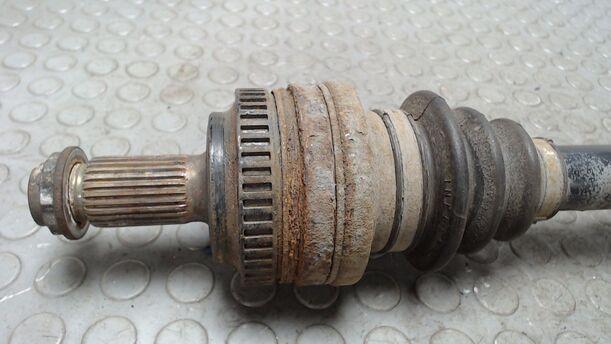 Foto: ANTRIEBSWELLE HINTEN LINKS eines BMW 316ti compact TS