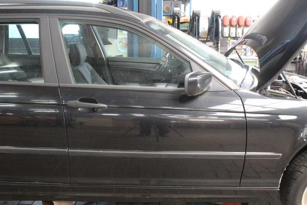 Foto: TÜR VORN RECHTS eines BMW 318i touring TS