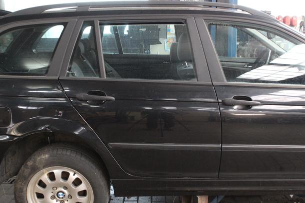Foto: TÜR HINTEN RECHTS ( TOURING ) eines BMW 318i touring TS