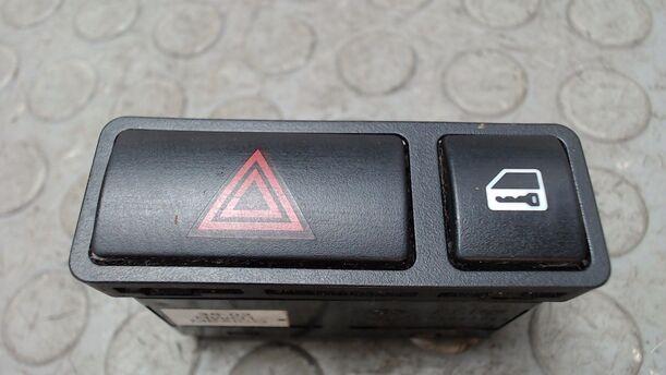 Foto: SCHALTER WARNBLINKANLAGE / TÜRVERRIEGELUNG eines BMW 318i touring TS