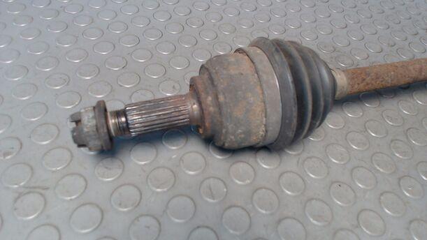Foto: ANTRIEBSWELLE LINKS eines Nissan Micra 1.2 TS