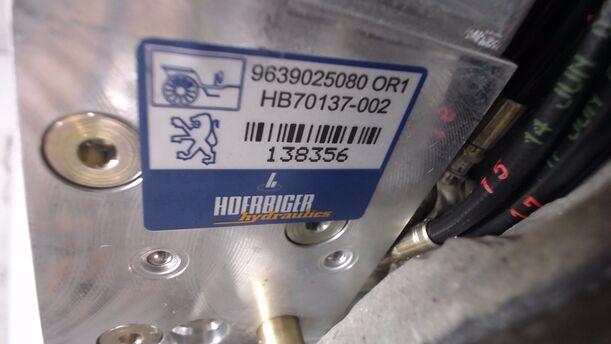 Foto: VERDECKMOTOR / HYDRAULIKMOTOR eines Peugeot 206 CC 135 TS