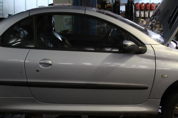 Foto: TÜR RECHTS eines Peugeot 206 CC 135 TS