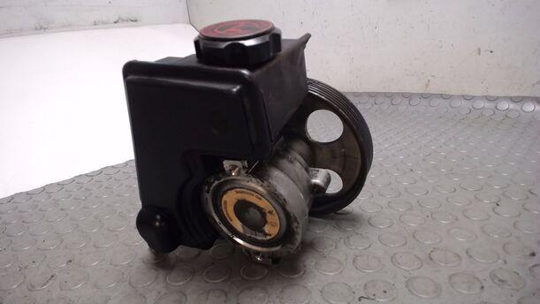 Foto: SERVOPUMPE / LENKGETRIEBEPUMPE eines Peugeot 206 CC 135 TS