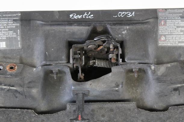 Foto: SCHLOSSTRÄGER / FRONTBLECH eines VW New Beetle 2.0 TS