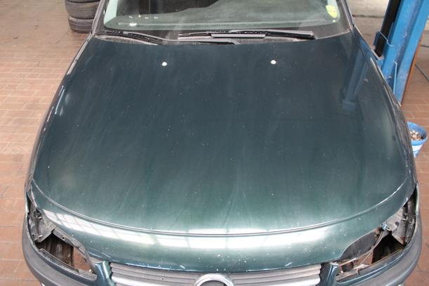 Foto: MOTORHAUBE eines Opel Omega Caravan 2.0 16V Beauty